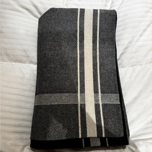 DIOR wool gray Tweed Cape Poncho Pre-Fall 2017 - Picture 14 of 16